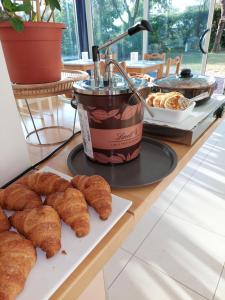 利多克拉西阿斯特酒店的一张桌子,上面放着羊角面包,还有一杯咖啡和糕点