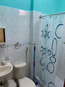 伊基托斯Casa Bolognesi的带淋浴、卫生间和盥洗盆的浴室