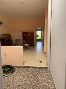伊基托斯Casa Bolognesi的一间空房间,走廊上铺着地板