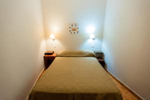 伊瓜苏港HOTEL TROPICAL IGUAZU的小房间设有两张床和两个灯