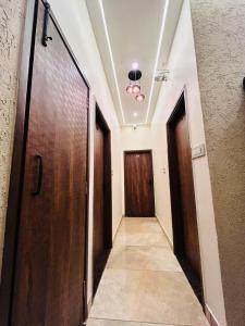 阿姆利则Monga Dream Residency - 5 MINUTES WALK FROM GOLDEN TEMPLE的走廊设有两扇木门,走廊设有走廊
