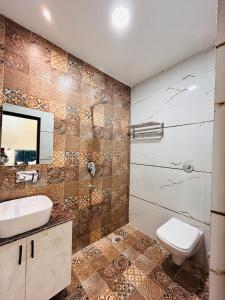 阿姆利则Monga Dream Residency - 5 MINUTES WALK FROM GOLDEN TEMPLE的一间带卫生间、水槽和镜子的浴室
