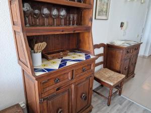巴哈马尔Bajamar Oasis的木柜,配有桌子和椅子