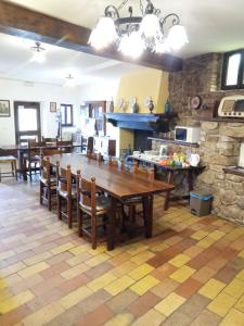 阿西西All'Ombra di San Damiano的厨房以及带木桌和椅子的用餐室。