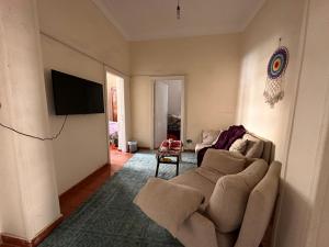 亚历山大Mariamish ‘s place的带沙发和平面电视的客厅