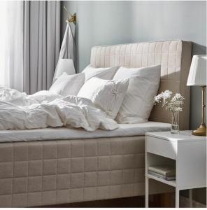赫尔辛基Upea 117,5m2 huoneisto Helsingin keskustassa的一张带白色床单和枕头的床