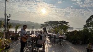 清孔戴伊水滨酒店的和女人一起在庭院玩吉他