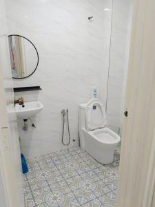 万挠Embun Bayu Musliim homestay的白色的浴室设有卫生间和水槽。