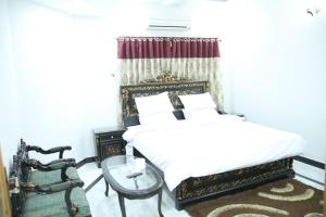 Pramier Inn Near Agha Khan Hospital客房内的一张或多张床位