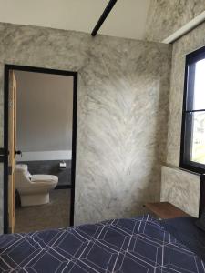 三百岭Villa Black Elephant的一间卧室配有一张床,浴室设有卫生间