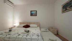 默克斯卡Apartment Relax的一间卧室配有一张床,上面有两条毛巾