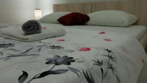 默克斯卡Apartment Relax的床上有鲜花的毯子