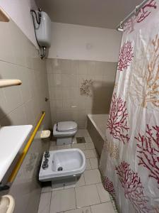 日帕特尼纳Villa Angelina holidays的浴室设有卫生间、水槽和淋浴帘