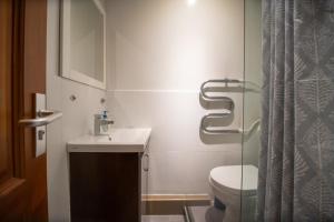 乌兰巴托扎亚旅馆的浴室配有卫生间、盥洗盆和淋浴。