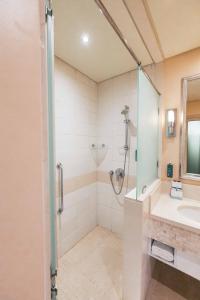 塞拉莱Salalah Gardens Hotel Managed by Safir Hotels & Resorts的带淋浴和盥洗盆的浴室