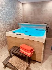 菲内斯特拉特Casa Olivia, Luxurious Village House with Sauna and Jacuzzi的浴室配有带毛巾的热水浴池。