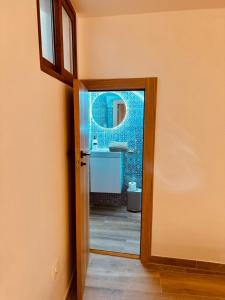 菲内斯特拉特Casa Olivia, Luxurious Village House with Sauna and Jacuzzi的一间带镜子和水槽的浴室