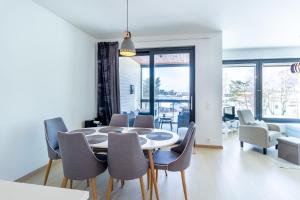 汉科Regatta Seaside Suite in Hanko的一间带桌椅的用餐室