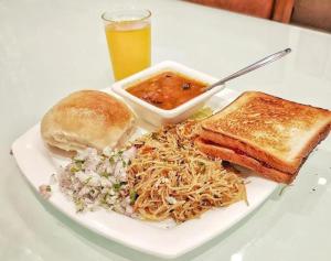 孟买Arton Regency的一份带三明治和烤面包的白盘食物