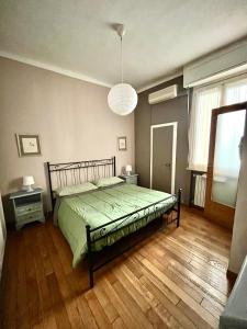 米兰Gionas - Casa indipendente in zona strategica的一间卧室配有一张床,铺有木地板