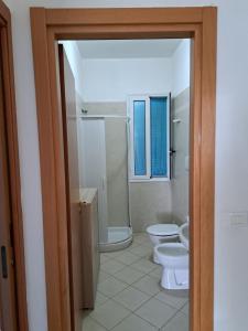 奥斯图尼Villa Giulia的浴室设有2个卫生间和水槽