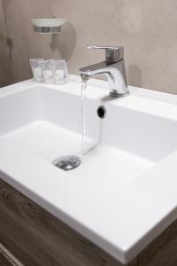 兰佩杜萨Agriturismo Resort Costa House的白色浴室水槽和水龙头
