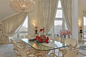 鲁尔河畔米尔海姆Penthouse Mülheim- Ruhr - Zentral - Edel - Luxus pur的用餐室,配有带鲜花的玻璃桌