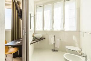 萨尔索马焦雷泰尔梅Salsomaggiore Golf Guest House的一间带卫生间和水槽的浴室