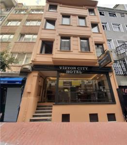 伊斯坦布尔Vizyon Hotel的享有市景酒店大楼的景致