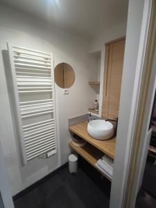 勒阿弗尔Le Havre, 1 chambre , appartement Sympa en centre ville的浴室设有白色水槽和镜子