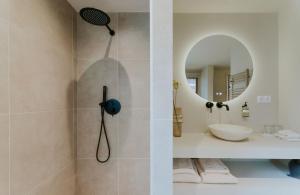 蒂尔堡Havenhuis studio 1的带淋浴、水槽和镜子的浴室