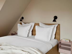 奥胡斯Aura Apartment Hotel的卧室配有白色的床单和枕头