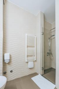 巴尔Apartments Kuce Lekovica Beach & snack bar- Bistro的带淋浴和卫生间的浴室