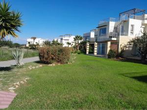 Girne -Esentepe Turtle Bay Village Garden 3 Bedroom Sea Apertment外面的花园