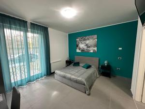 菲夏诺Lotelito Apartment的一间卧室设有一张床和蓝色的墙壁
