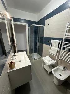 菲夏诺Lotelito Apartment的一间带水槽、卫生间和淋浴的浴室