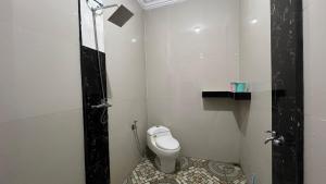 武吉丁宜RUMAH 25 SYARIAH的一间带卫生间和淋浴的小浴室