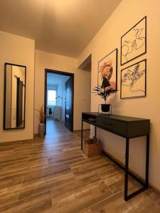 特伦钦Apartmán Marry的一间设有黑色书桌和走廊的客房