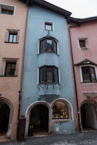 拉滕堡Ferienwohnung Martin的蓝色的建筑,在街上设有阳台