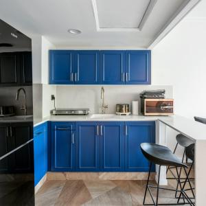 斯奥里斯pisgat shoresh的厨房配有蓝色橱柜和柜台。