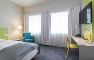 特隆赫姆松恩酒店的配有一张床、一张书桌和一扇窗户的酒店客房