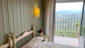 拉伊鲁埃拉芬卡梅赛德斯酒店的一间卧室设有一张床和一个大窗户