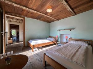 FalmentaCasa di Lui e Luise - Yoga - Ayurveda - Kräuter - Natur的一间卧室配有两张床和一张桌子