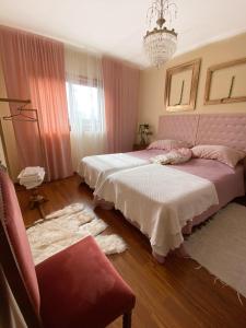 阿纳迪亚Guesthouse Gate5的一间卧室配有两张床和吊灯。