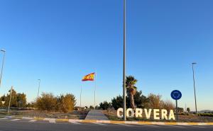 CorveraCasa Cristina, Corvera的悬挂在路标上的旗帜