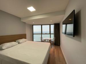 累西腓BEIRA MAR- FLAT EXECUTIVE的一间卧室配有一张床,享有海景