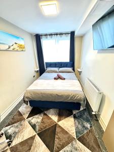 都柏林Modern 2Bedroom Oasis near Dublin city centre & Airport的一间小卧室,配有床和窗户