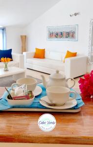 圣玛丽亚Branco Suites - Rooms & Holiday Apartments的客厅配有茶具
