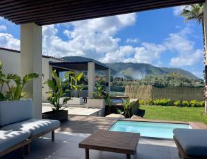 切法卢Insulae Resort的一个带游泳池和桌子的庭院