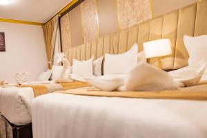 麦地那最好的麦地那酒店的酒店客房,配有3张带白色枕头的床